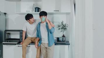 Aziatisch homopaar koffie drinken, een geweldige tijd thuis hebben. jonge knappe lgbtq-mannen praten gelukkig ontspannen rust samen brengen romantische tijd door in de moderne keuken in huis in het ochtendconcept. foto