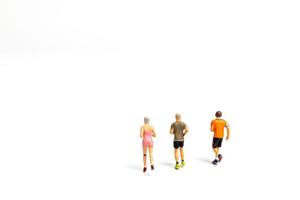 miniatuur mensen lopen op een witte achtergrond foto