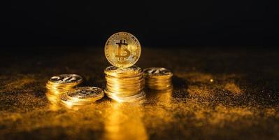 bitcoin groei, bitcoin munten gestapeld op zwart gouden achtergrond