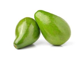 verse avocado die op witte achtergrond wordt geïsoleerd foto