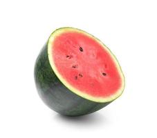 de helft van watermeloen geïsoleerd op wit foto