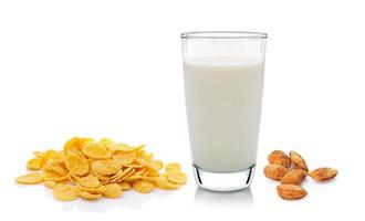 cornflake melk en amandel geïsoleerd op een witte achtergrond