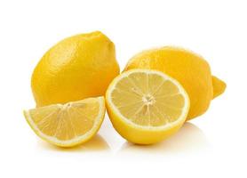 verse citroen geïsoleerd op een witte achtergrond foto