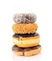 een stapel donuts op een witte achtergrond foto