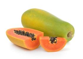 rijpe papaja op witte achtergrond foto