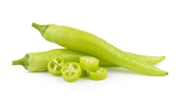 groene chili peper op witte achtergrond foto