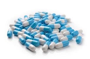 pillen capsules op witte achtergrond