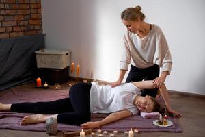 kom tot rust en genieten in spa salon, krijgen Thais massage door professioneel masseur. foto