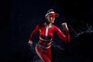 mooi jong meisje in sportkleding rennen in aqua studio. druppels van water verspreiding over haar geschiktheid lichaam. de perfect figuur Aan de achtergrond van water spatten. slecht weer voor sport foto