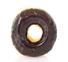 Sappige donut met chocolade glacing geïsoleerd op een witte achtergrond
