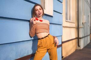 mooi jong Kaukasisch vrouw wandelingen straten van de stad warm zomer zonnig dag foto