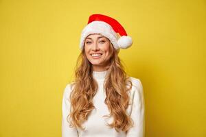 vrouw Kerstmis de kerstman hoed geel studio achtergrond foto