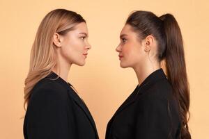 twee bedrijf vrouw geconfronteerd elk andere gezicht naar gezicht ogen naar ogen vrienden bedrijf wedstrijd met partner concept foto