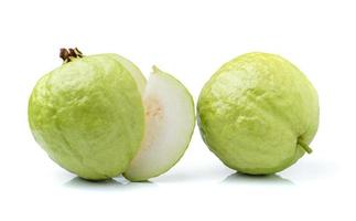 guave fruit geïsoleerd op witte achtergrond