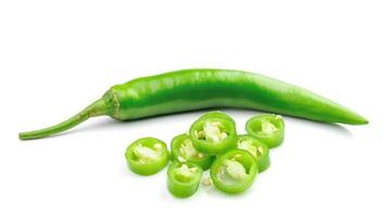 groene hete chili peper op wit foto