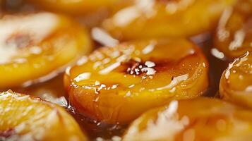 ai gegenereerd gebakken perziken met honing en mascarpone in een mooi gerecht. vers fruit in een gerecht. fruit toetje in detailopname met bokeh in de achtergrond, heerlijk voedsel. foto
