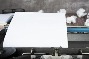 blauw schrijfmachine met papier vel. ruimte voor uw tekst. foto