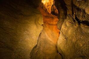 nacht fotografie in grotten met knippert foto