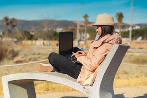 vrouw met laptop computer, werken buitenshuis in Barcelona. foto