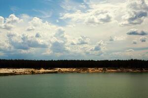 mooi blauw lucht over- een groen meer in de zand pit foto