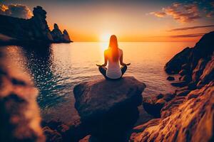ai gegenereerd silhouet jong vrouw zittend Aan een groot rots en beoefenen yoga Aan de strand Bij zonsondergang. meditatie. foto