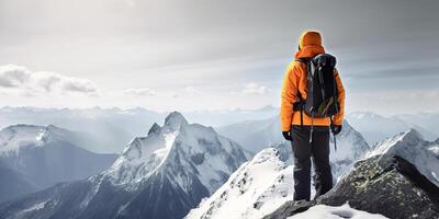 ai gegenereerd gekleed oranje jasje mannetje backpacker genieten van de visie en hebben berg wandelen. toerist met een rugzak en berg panorama. avontuur concept. foto