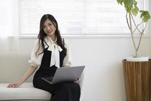 een Japans vrouw controle smartphone door afgelegen werk in de huis kantoor foto