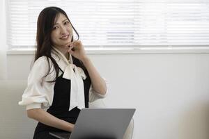 een werken Japans vrouw door afgelegen werk in de huis kantoor detailopname foto