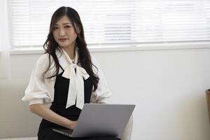 een werken Japans vrouw door afgelegen werk in de huis kantoor detailopname foto