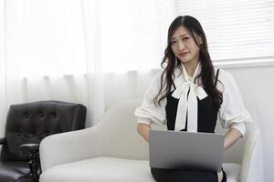 een werken Japans vrouw door afgelegen werk in de huis kantoor detailopname foto