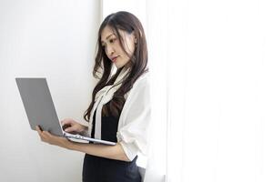 een werken Japans vrouw door afgelegen werk in de huis kantoor detailopname foto