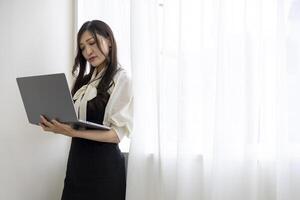 een werken Japans vrouw door afgelegen werk in de huis kantoor detailopname foto