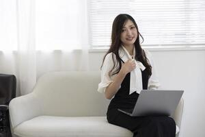 een werken Japans vrouw door afgelegen werk in de huis kantoor detailopname foto