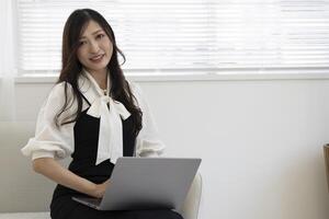 een werken Japans vrouw door afgelegen werk in de huis kantoor detailopname foto