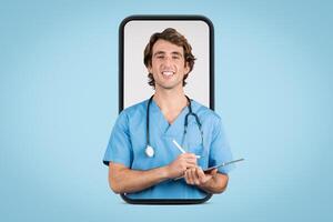 vrolijk mannetje verpleegster met stethoscoop gebruik makend van tablet Aan blauw achtergrond foto