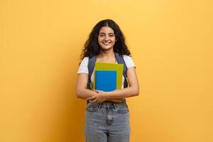 slim leerling met blauw notebooks foto