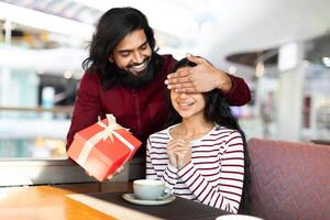 knap gebaard oostelijk Mens maken zijn vriendin verjaardag verrassing foto