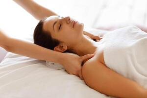 therapeut wrijven slapen vrouw schouders maken ontspannende lichaam massage binnen- foto