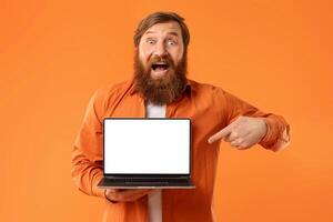 gelukkig roodharige gebaard freelancer Mens tonen laptop leeg scherm, studio foto