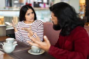 boos paar geschreeuw Bij elk andere Aan datum Bij cafe foto