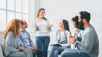 vrouw sharing haar vooruitgang met groep Aan behandeling sessie in rehabilitatie foto