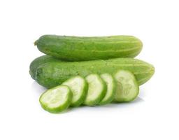 komkommer op over witte achtergrond foto