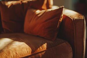 ai gegenereerd wazig achtergrond van bruin sofa met kussens en kopiëren ruimte. foto