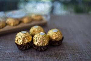 Bangkok, Thailand - maart 13, 2024 Ferrero rocher gevulde met chocola verpakt in gouden papier foto