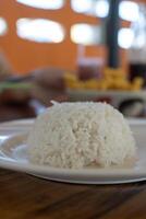 gekookt jasmijn rijst- in schotel foto