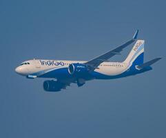 nieuw Delhi, Indië, december 25 2023 - indigo luchtbus a320 nemen uit van indra Gandhi Internationale luchthaven Delhi, indigo huiselijk vliegtuig vliegend in de blauw lucht gedurende dag tijd foto