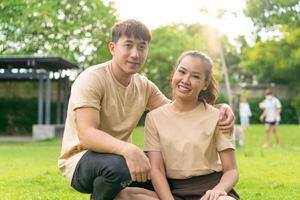 Aziatisch stel houdt van daten in het park foto