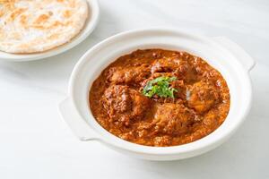 kip tikka masala pittige curry vlees eten met roti of naan brood foto