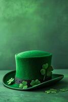 ai gegenereerd feestelijk groen top hoed omringd door Klaver bladeren vieren st. patricks dag foto