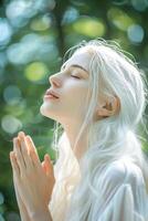 ai gegenereerd sereen jong vrouw met wit haar- genieten van natuur in een zonovergoten Woud foto